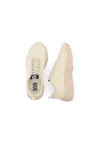 Sneaker beige con design testurizzato e ondulato; suola in gomma con borchie arrotondate; chiusura con lacci e linguetta sul tallone per una facile calzata.