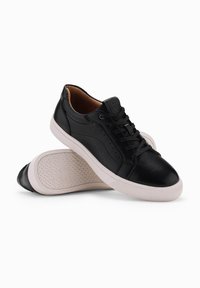 Baskets en cuir noir avec une finition lisse, semelles en caoutchouc blanches, bout rond et lacets noirs. L'intérieur est doté d'un revêtement beige. Design minimaliste.