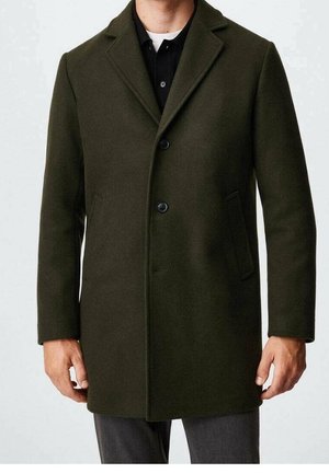 Donkergroen wollen jas met een getailleerd ontwerp, reverskraag, twee voorzakken en drie zwarte knopen. Soepele textuur en moderne pasvorm.