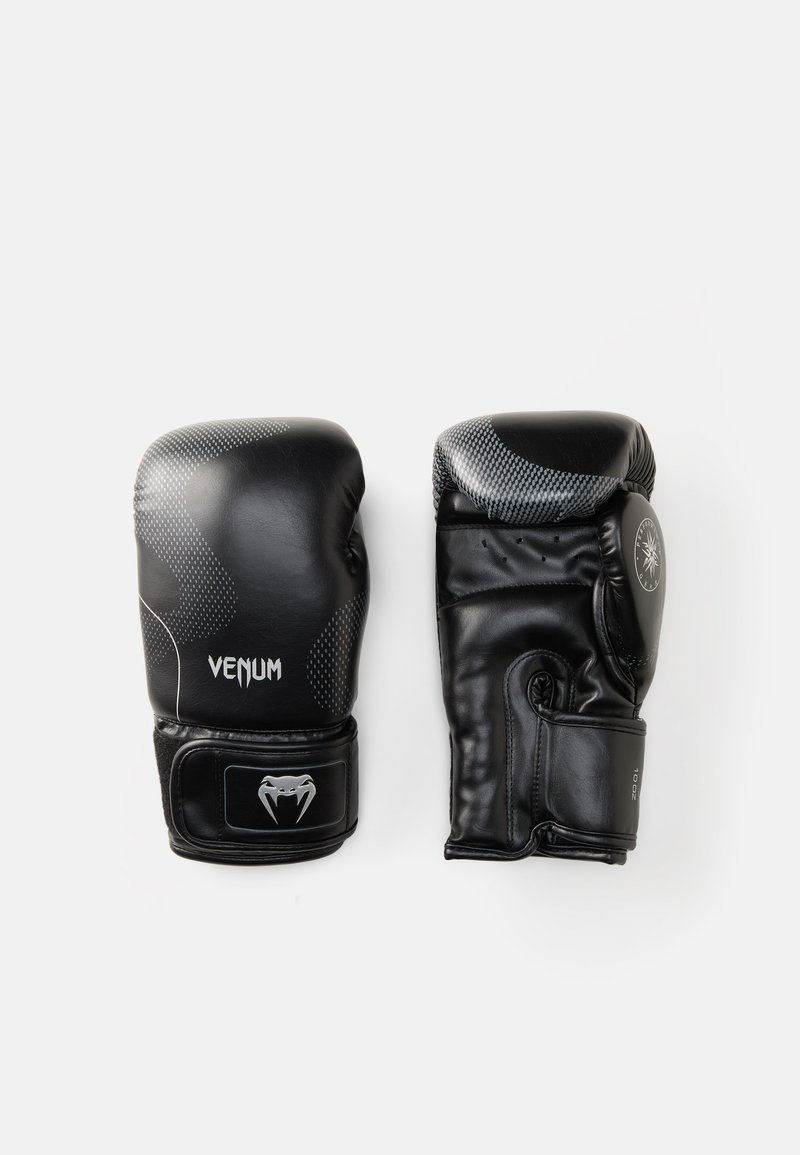 Luvas de boxe pretas em couro texturizado, com um logotipo e detalhes em prata. Forma curva com um punho acolchoado e tira de pulso segura.