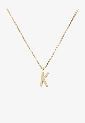 Goldkette mit matter Oberfläche, einem Anhänger in Form eines großen „K“ und einer filigranen Kette, die ein einfaches und modernes Design präsentiert.
