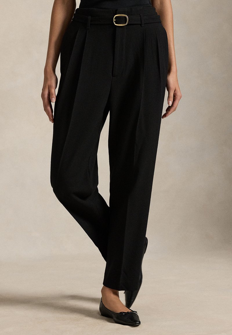 Melni bikses ar banti un zelta sprādzi. Izgatavotas no gludas auduma, ērtas pieguļas un šaurākas kājas formas.