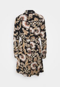 Robe noire à manches longues avec un motif floral beige, blanc et marron clair, dotée d'un col à revers et d'une ceinture ajustée à la taille.