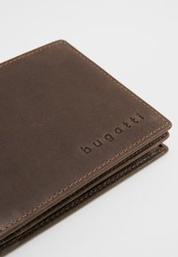 Braune Lederbörse mit geprägtem "bugatti"-Logo, präziser Naht und glatter Oberfläche, gefaltet mit mehreren sichtbaren Kartenfächern.
