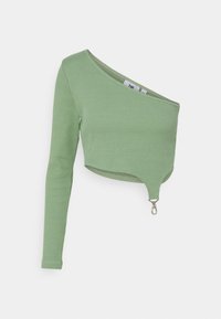 Hellgrünes, geripptes Strick-Crop-Top mit einem langen Ärmel, asymmetrischem Ausschnitt und metallischem Verschlussdetail am Saum.