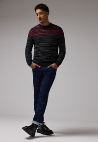 Street One MIT STRUKTURSTREIFEN - Strickpullover - rot