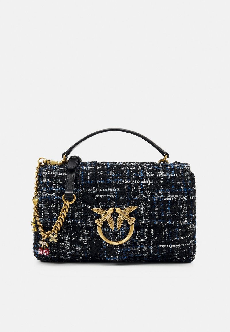 Elegant sort og blå tweed håndtaske med en gylden kædestrop og dekorativ metalspænde med bladmotiver på forsiden.