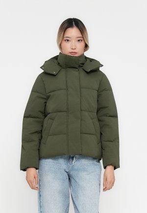 Veste matelassée vert foncé avec un col haut, des boutons-pression et des poches latérales. Elle présente une coupe carrée et une texture lisse.