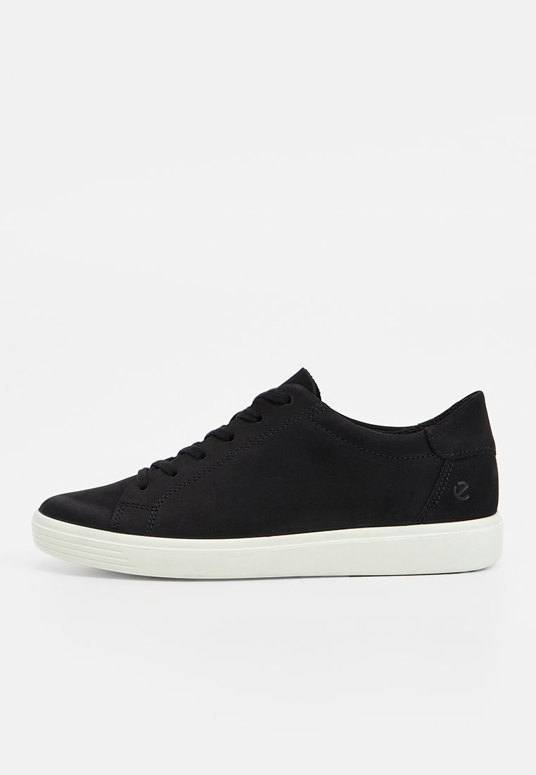 Schwarze niedrige Sneaker mit Schnürsenkeln und weißer Sohle, Seitenansicht, minimalistisches Design, Obermaterial aus Leder, lässiger Stil.