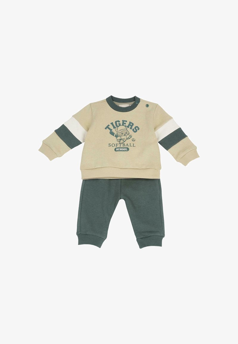 Sweat-shirt beige et vert foncé pour tout-petit avec le texte « Tigers Softball School » et un motif, assorti à un pantalon vert foncé.