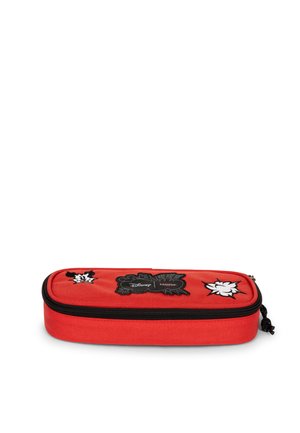 Trousse à crayons rouge zippée avec une fermeture éclair noire et des patchs de personnages de dessins animés Disney sur le dessus, comprenant des gants et un patch logo central.