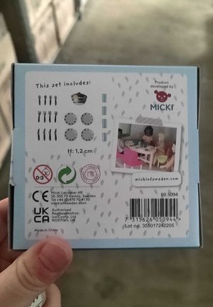 Spielzeug-Kochset-Box in Hellblau; enthält Utensilien, eine Krone und runde Teller. Zeigt ein kleines Foto von Kindern an einem Tisch. Höhe: 1,2 cm.