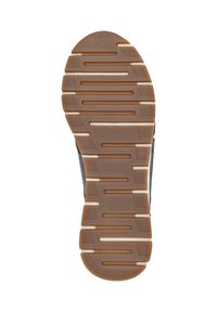 Semelle de chaussure en caoutchouc brun avec des rainures et des crêtes texturées. Des accents beige clair créent un contraste avec l'arrière-plan gris foncé de la semelle.
