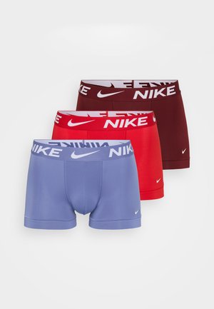 Tre par Nike boxershorts i lilla, rød og mørkerød, hver med en merket midje og liten swoosh-logo på benet.