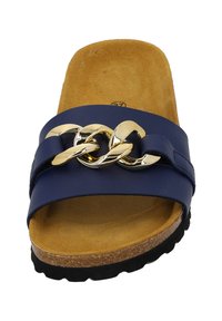 Marine schuif sandaal met een brede band en een gouden kettingaccent. Getextureerde tan voetbed en zwarte zool met een natuurlijke kurkachtige rand.