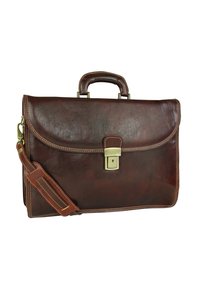 Bruine leren aktetas met een afgeronde klep, messing beslag, een bovengreep en een verstelbare schouderriem. Voorzien van contrasterende stiksels en een sluitingsslot.