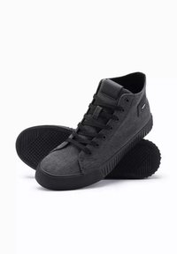Zapatillas altas negras de tela texturizada con suela de goma, que cuentan con cordones redondos y acentos de hardware minimalistas.