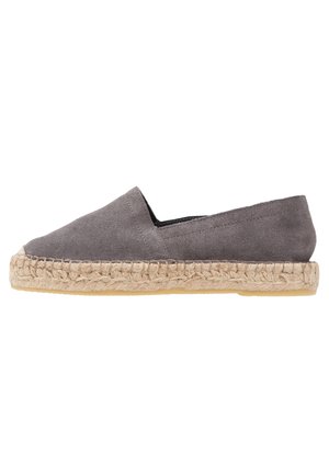 Alpargata gris de ante tipo slip-on con suela de yute trenzado y base de goma, mostrada en perfil lateral sobre fondo blanco.