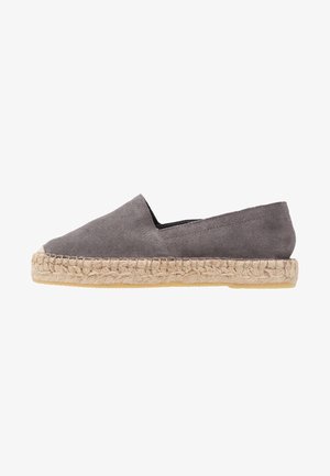 Alpargata gris de ante tipo slip-on con suela de yute trenzado y base de goma, mostrada en perfil lateral sobre fondo blanco.