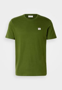 Olíva zöld pamut póló kerek nyakkal és rövid ujjal. A mellkasán egy kis, téglalap alakú Calvin Klein logó található.