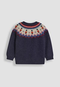 Sötétkék kötött pulóver, melyet kerek yoke díszít, multiszínű fair isle mintával, beleértve a diótörő motívumokat és geometrikus mintákat.