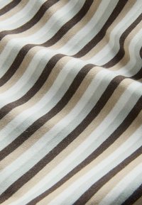 Puha anyag vízszintes barna, bézs, fehér és világoskék csíkokkal, közeli képen, lágy redőkkel és jól látható textúrával.