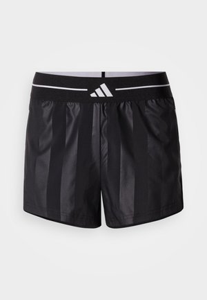 Czarne sportowe spodenki z pionowymi paskami, wykonane z gładkiego materiału, elastyczny pas z białymi akcentami, z logo z przodu.