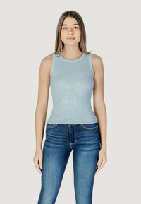 Top in maglina a coste senza maniche di colore azzurro chiaro, decorato con paillettes sul davanti, abbinato a jeans scuri a vita alta.