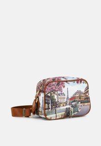 Borsa a tracolla rettangolare con stampa di una vivace scena di strada parigina, dettagli in pelle marrone e una texture liscia. Inclusa una tracolla regolabile.