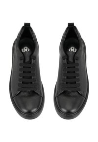 Schwarze Ledersneaker mit strukturiertem Finish, runder Schuhspitze, Schnürdesign und Schlaufe am Absatz. Sie verfügen über eine schwarze Gummisohle.