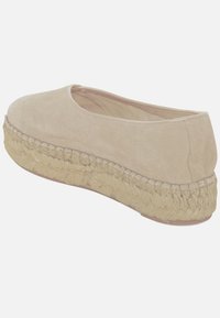 Espadrille beige en daim à enfiler avec semelle plateforme en jute tressé, bout arrondi et talon bas, vue de l'arrière sur fond blanc.