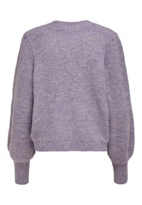 Lila stickad tröja med en texturerad yta, med rund hals och puffärmar, ribbade manschetter och nederkant. Bakvy visas.