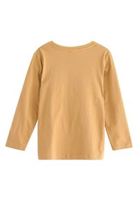 Børns langærmede beige skjorte med en rund halsudskæring, vist fra ryggen på en hvid baggrund.