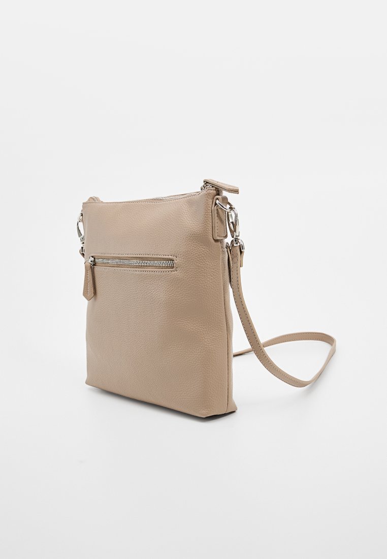Sac bandoulière en cuir beige avec une surface texturée, fermeture éclair, poche zippée à l'avant et une sangle réglable. Forme rectangulaire.