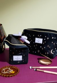 The Flat Lay Co. STANDING MAKEUP BRUSH CASE - Neceser - blue celestial