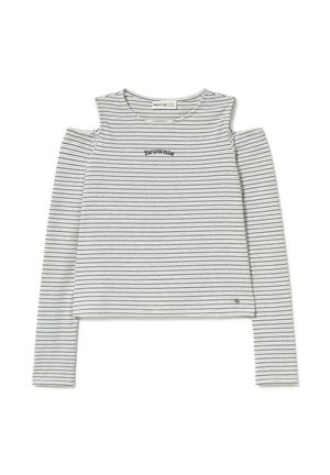 Top de manga larga a rayas con hombros al descubierto, en colores gris y blanco, y un logo bordado de "Brownie" en el pecho. Tejido suave y texturizado.