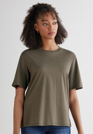 Olivenfarbiges Kurzarm-T-Shirt aus weichem Stoff, mit Rundhalsausschnitt und lässiger Passform, einschließlich sichtbarer Nähte am Saum.