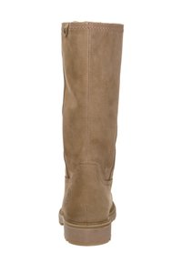 Bota de cuero marrón hasta la rodilla con un acabado suave, suela de goma baja y un sutil detalle de logo cerca del tacón. Costura en la costura trasera visible.