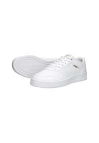 Scarpe atletiche bianche con tomaia in pelle liscia, design perforato sui lati, lacci e suola in gomma texturizzata per una presa ottimale.