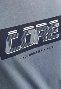 Jack & Jones GEDRUCKT RUNDHALS - T-shirt con stampa - flint stone