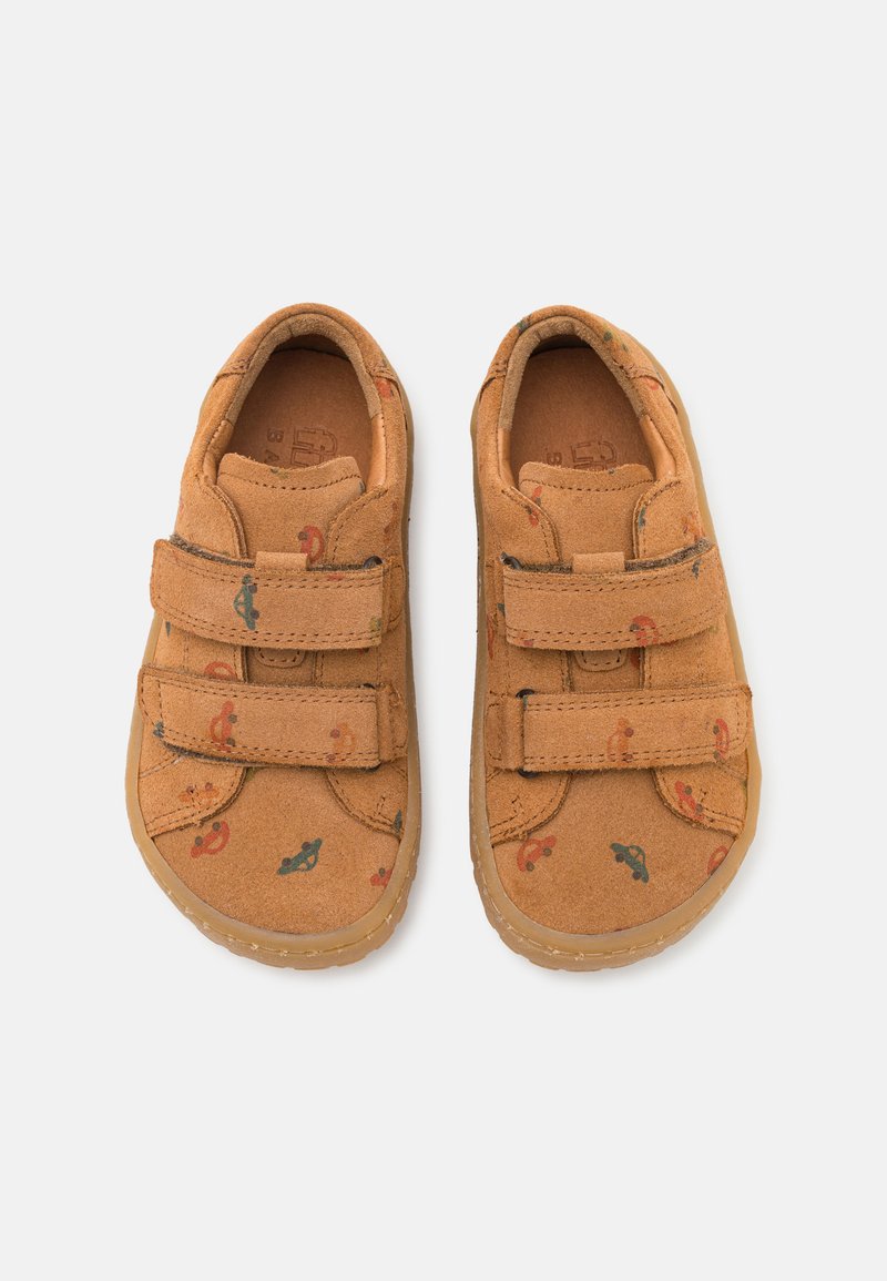 Helle Wildlederschuhe in Beige mit zwei Klettverschlüssen, die ein verspieltes, mehrfarbiges Muster aus Planeten und Designs auf der oberen Fläche zeigen.