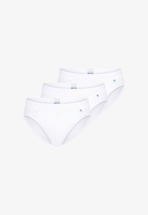Trois paires de slips en coton blanc avec une texture lisse. Chaque paire présente une ceinture confortable et une petite étiquette logo bleue.