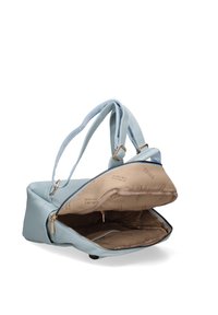 Borsa a mano blu chiaro con esterno in pelle testurizzata, manici doppi e un ampio interno beige con una tasca con cerniera e il logo del marchio.