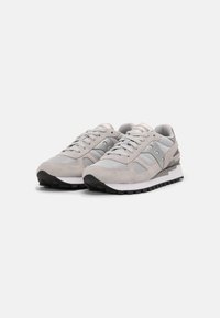 Grijze suède en mesh sneakers met een rubberen zool, met lichte grijze accenten, ronde veters en een gevoerde kraag voor comfort.