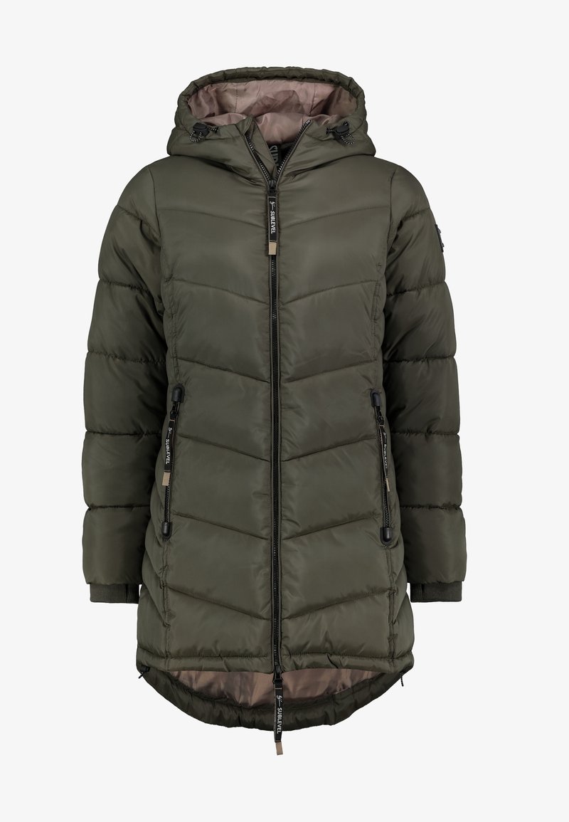 Long manteau d'hiver matelassé vert olive avec capuche, fermeture éclair intégrale à l'avant, poches latérales zippées et poignets côtelés.