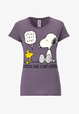 Purple cotton t-shirt featuring a graphic of Snoopy and Woodstock with the phrase "CHICKS ARE CONFUSING" in black text.