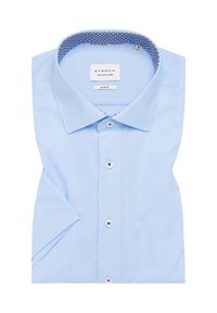 Lichtblauw slim fit overhemd met een contrasterende, gemusterde kraag, voorzien van witte knopen en een gladde stofstructuur. Verzorgd gevouwen.