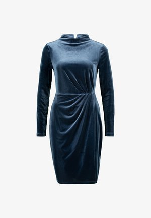 Sötétkék bársonyruha magas nyakkivágással, hosszú ujjakkal, redőzött elülső résszel és testhezálló fazonnal. Simább textúra és elegáns dizájn.