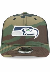 Tarnkappenmütze mit einem weiß-blauen Seattle Seahawks-Logo auf der Vorderseite, mit strukturierter Form und verstellbarem Riemen.