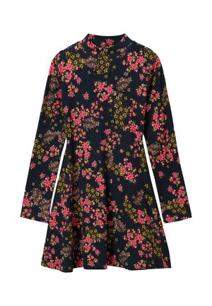Sukienka z długim rękawem i wysokim kołnierzem, z granatowym tłem ozdobionym kolorowymi kwiatowymi wzorami w odcieniach różu, żółci i zieleni.